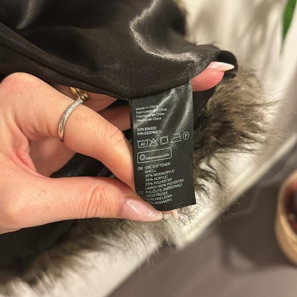 H&M Faux Fur Vest - Picture 9 of 9